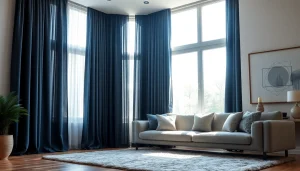 Verduisterende gordijnen in een stijlvolle woonkamer bieden optimale privacy en comfort.